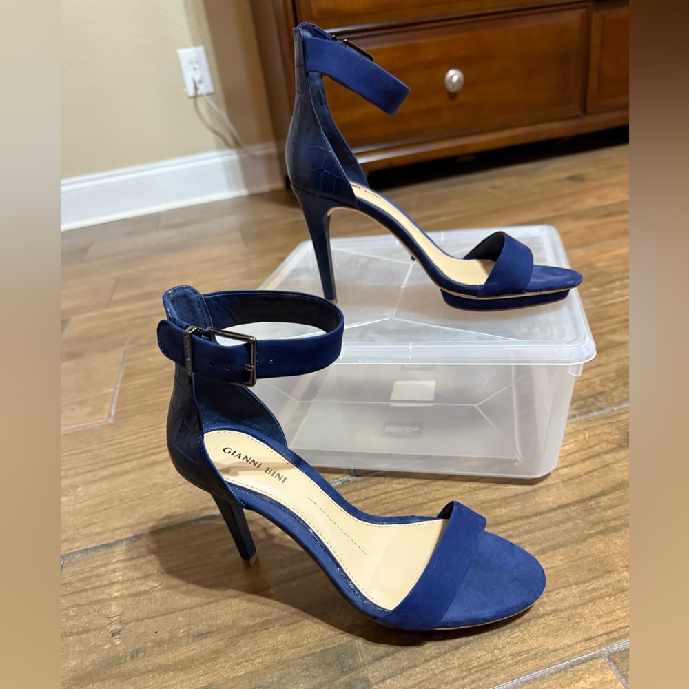 Gianni Bini 8.5 blue ankle strap heel